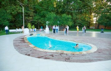 Locatie-botezin-natura-piscina-padure