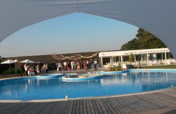 Nunta de poveste la TreeHouse Lagoon, in aer liber, la piscina, locatie de nunta in aer liber