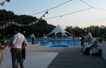 Nunta de poveste la TreeHouse Lagoon, in aer liber, la piscina, locatie de nunta in aer liber