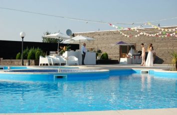 Nunta de poveste la TreeHouse Lagoon, in aer liber, la piscina, locatie de nunta in aer liber