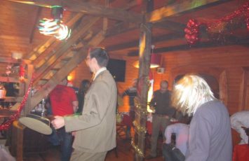 Petrecere companie bal mascat treehouse