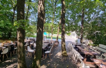 petrecere de copii la piscina in padure