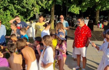 petrecere in aer liber la piscina