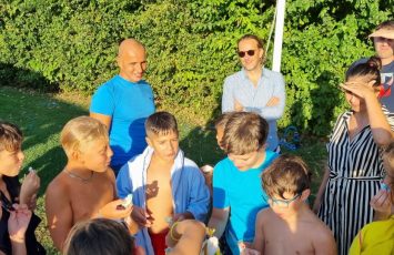 petrecere in aer liber la piscina
