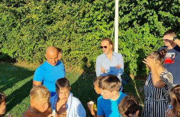 petrecere in aer liber la piscina