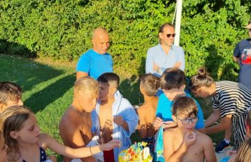 petrecere in aer liber la piscina