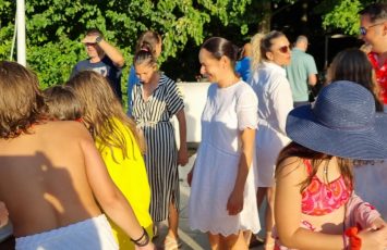 petrecere in aer liber la piscina