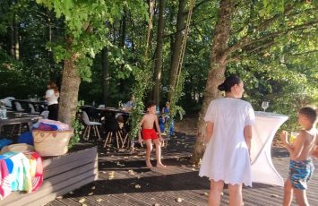petrecere in aer liber la piscina