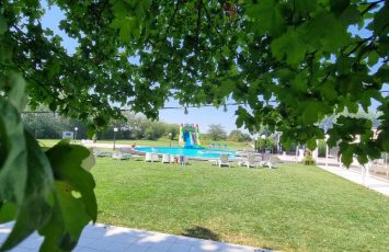 petrecere in natura la piscina