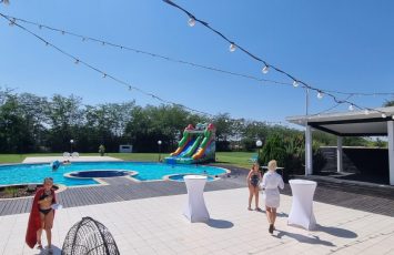 petrecere la piscina