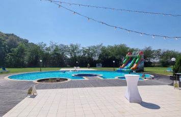 petrecere la piscina