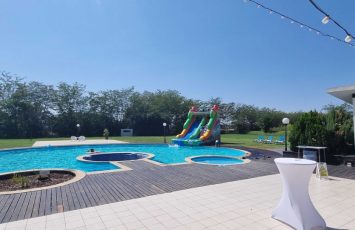 petrecere la piscina
