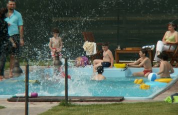 Petrecere privata la piscina TreeHouse Lunguletu