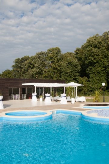 Piscina in aproiecre de bucuresti, padure, locatie evenimente