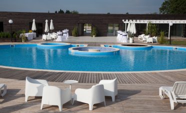 Locatie evenimente corporate in natrua, piscina, padure