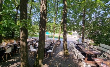 petrecere de copii la piscina in padure