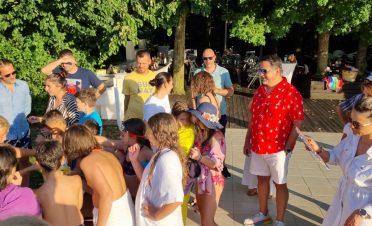 petrecere in aer liber la piscina