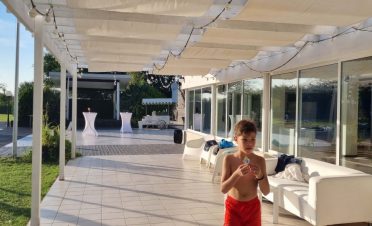 petrecere in aer liber la piscina