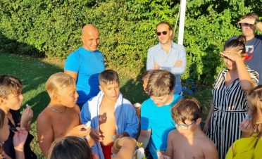 petrecere in aer liber la piscina