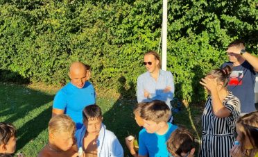 petrecere in aer liber la piscina