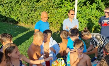 petrecere in aer liber la piscina