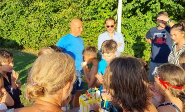 petrecere in aer liber la piscina