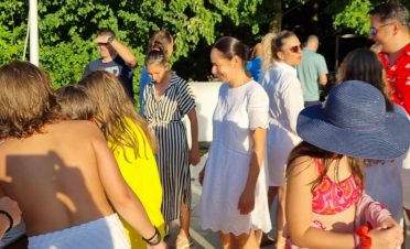 petrecere in aer liber la piscina