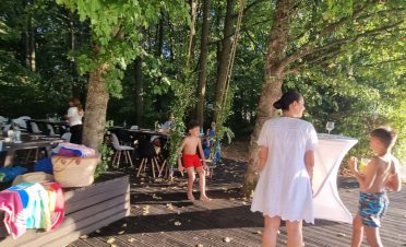 petrecere in aer liber la piscina