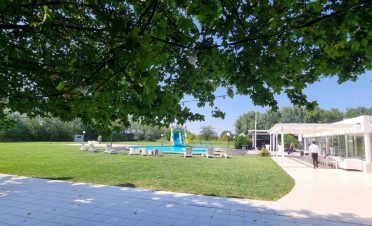 petrecere in natura la piscina