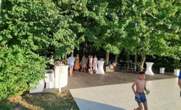 petrecere in natura la piscina
