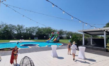 petrecere la piscina