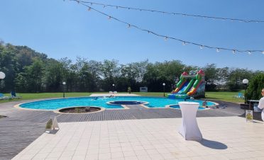 petrecere la piscina