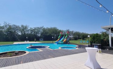petrecere la piscina