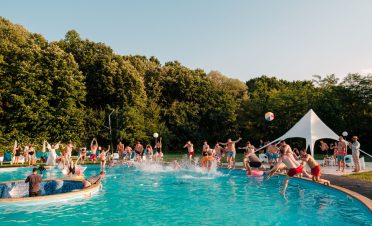 petrecere piscina in natura in aer liber
