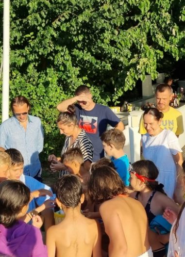 petrecere in aer liber la piscina