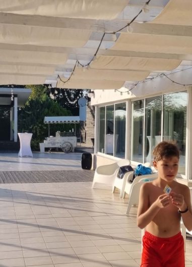 petrecere in aer liber la piscina