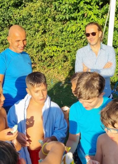 petrecere in aer liber la piscina