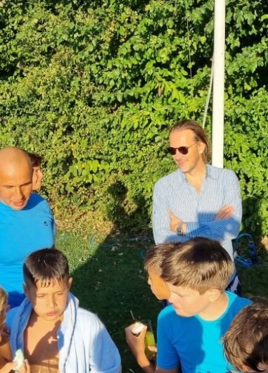 petrecere in aer liber la piscina