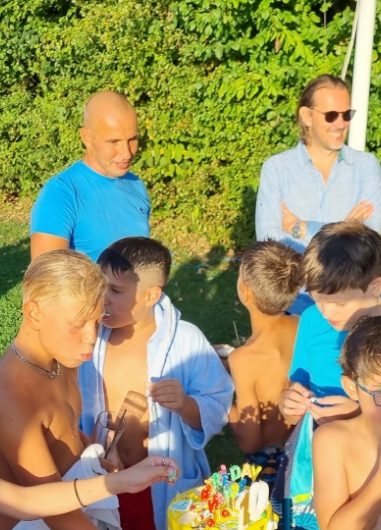 petrecere in aer liber la piscina