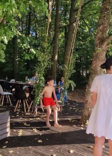 petrecere in aer liber la piscina