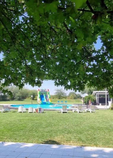 petrecere in natura la piscina