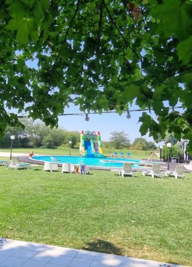 petrecere in natura la piscina
