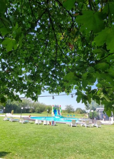 petrecere in natura la piscina