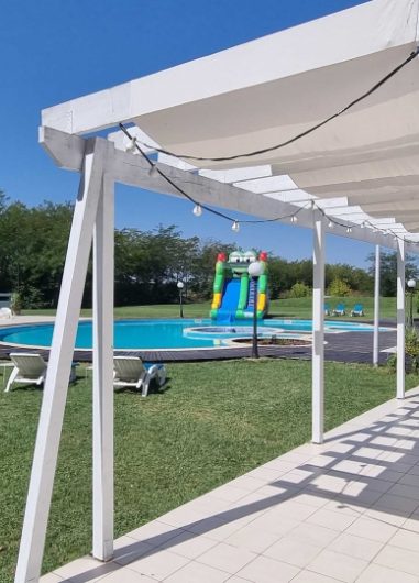 petrecere la piscina