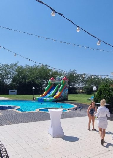 petrecere la piscina