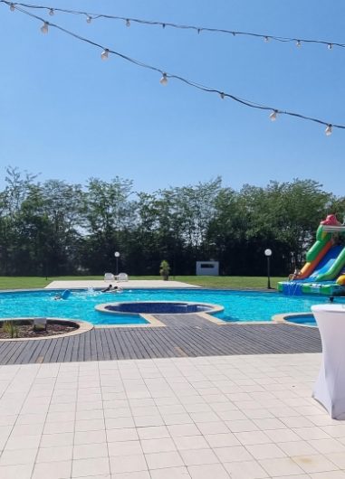 petrecere la piscina