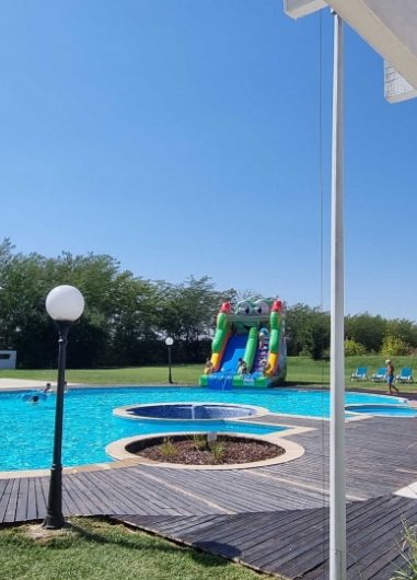 petrecere la piscina