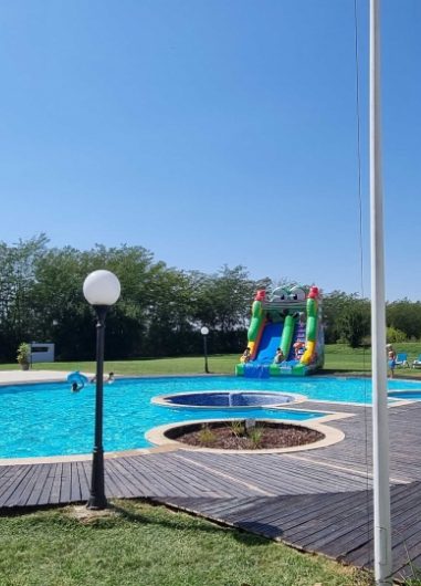 petrecere la piscina