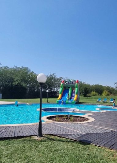 petrecere la piscina