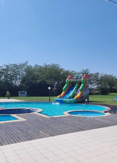 petrecere la piscina